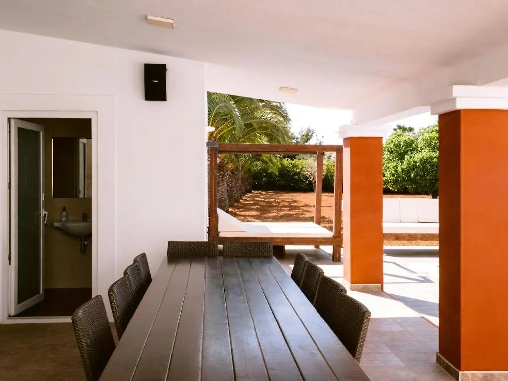 Villa Km2 Lovely Villa Located Just Outside Of Sa Carroca A 5 Minute Drive From Playa Den Bossa 산트 호셉 데 사 탈라이아 0*,  스페인